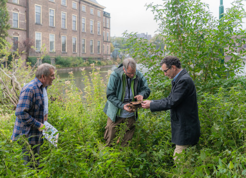 Gerard, Matty en Frank Wassenberg op het eiland in de Hofvijver