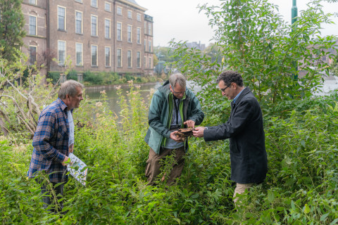 Gerard, Matty en Frank Wassenberg op het eiland in de Hofvijver