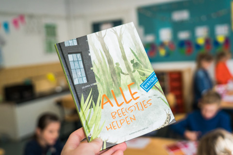 Boek Alle bee(s)tjes helpen