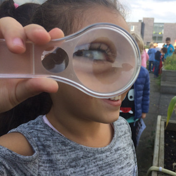 Schoolkind met vergrootglas