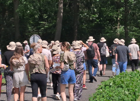 Docenten op weg naar het bos voor de bodemdierensafari.