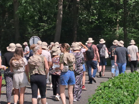 Docenten op weg naar het bos voor de bodemdierensafari.