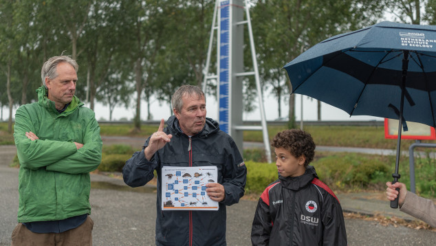 Organisator Gerard Korthals met de Bodemdieren-zoekkaart