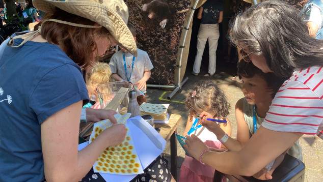 Bij de uitgang van het doolhof kregen de kinderen een sticker voor hun expeditieboekje