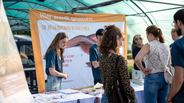 De stand bij de open dag van het NIOO.